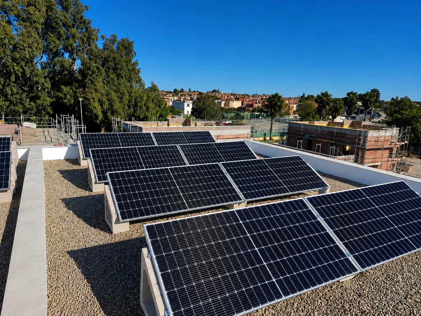 Placas solares instaladas en una cubierta de Sevilla