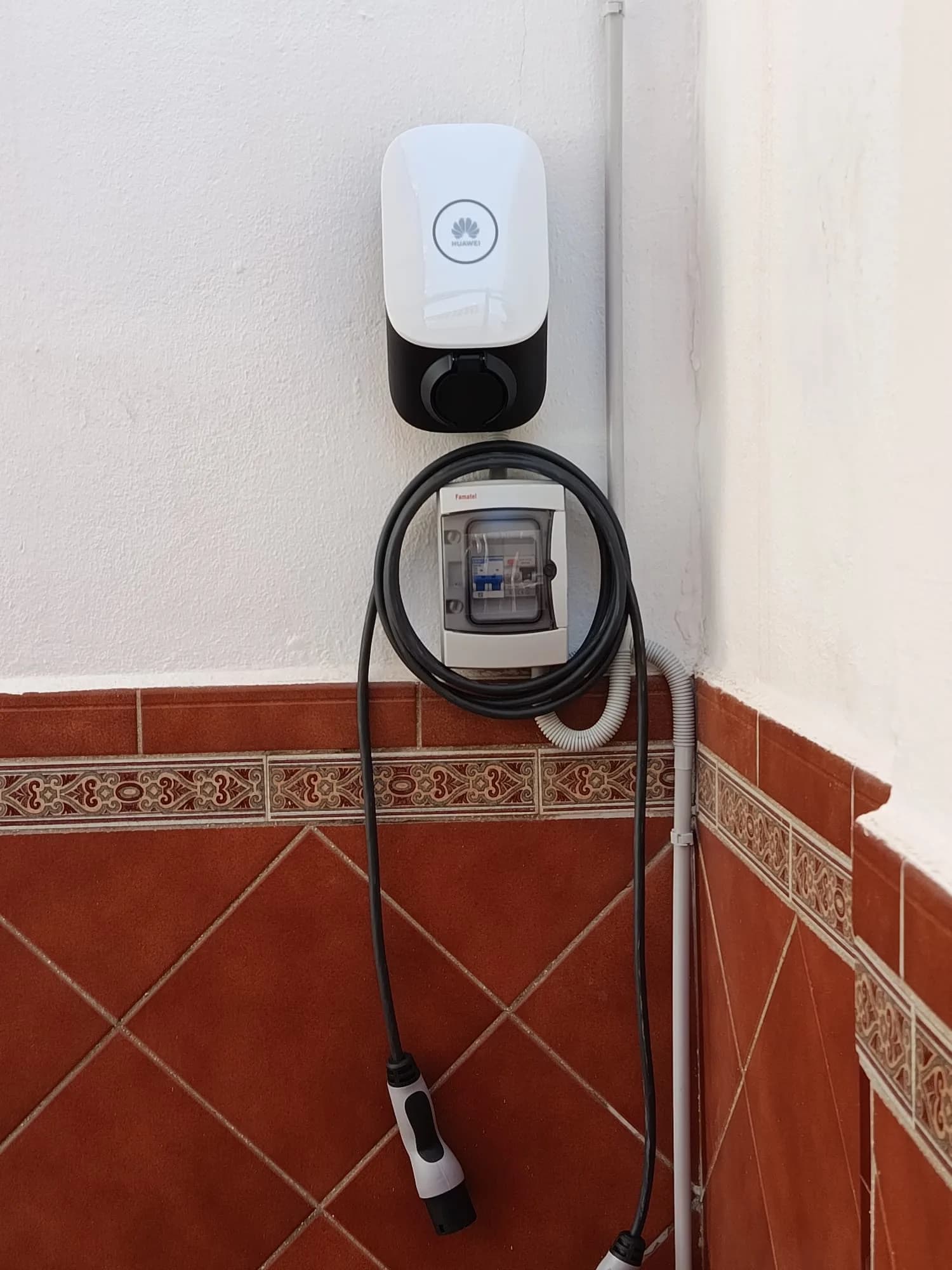 Instalación de cargador Huawei para coche eléctrico en Sevilla