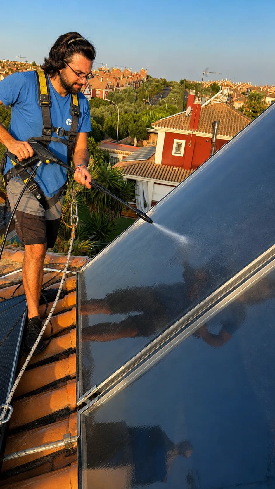 Técnico de Grupo Solarsur realizando el mantenimiento de paneles solares en Sevilla