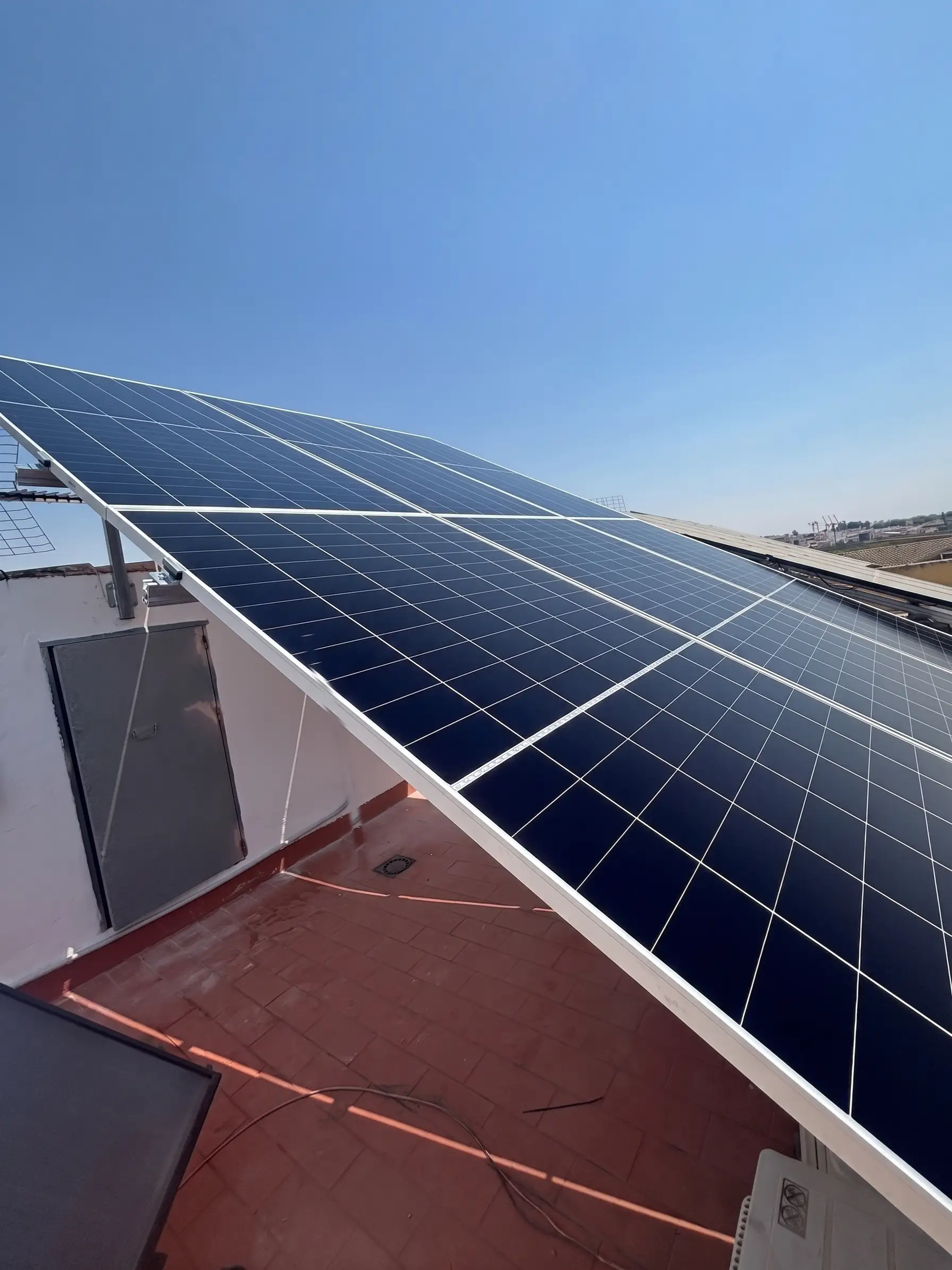 Vista lateral de la instalación solar en terraza residencial en Málaga