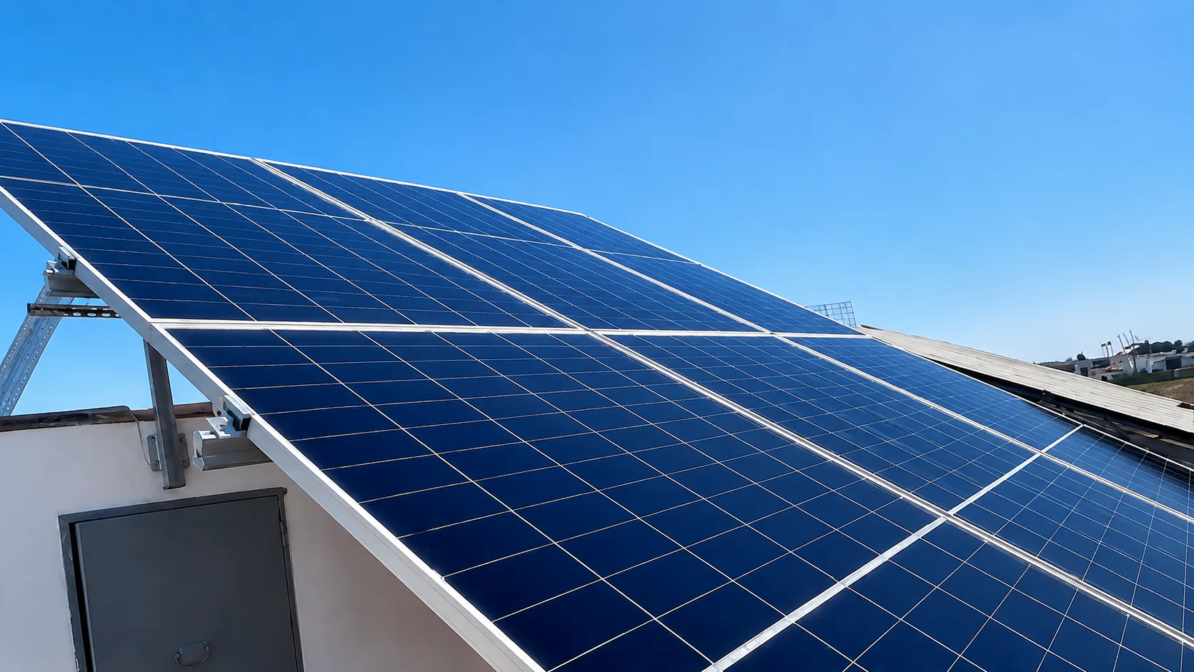 Paneles fotovoltaicos instalados en una terraza residencial de Málaga
