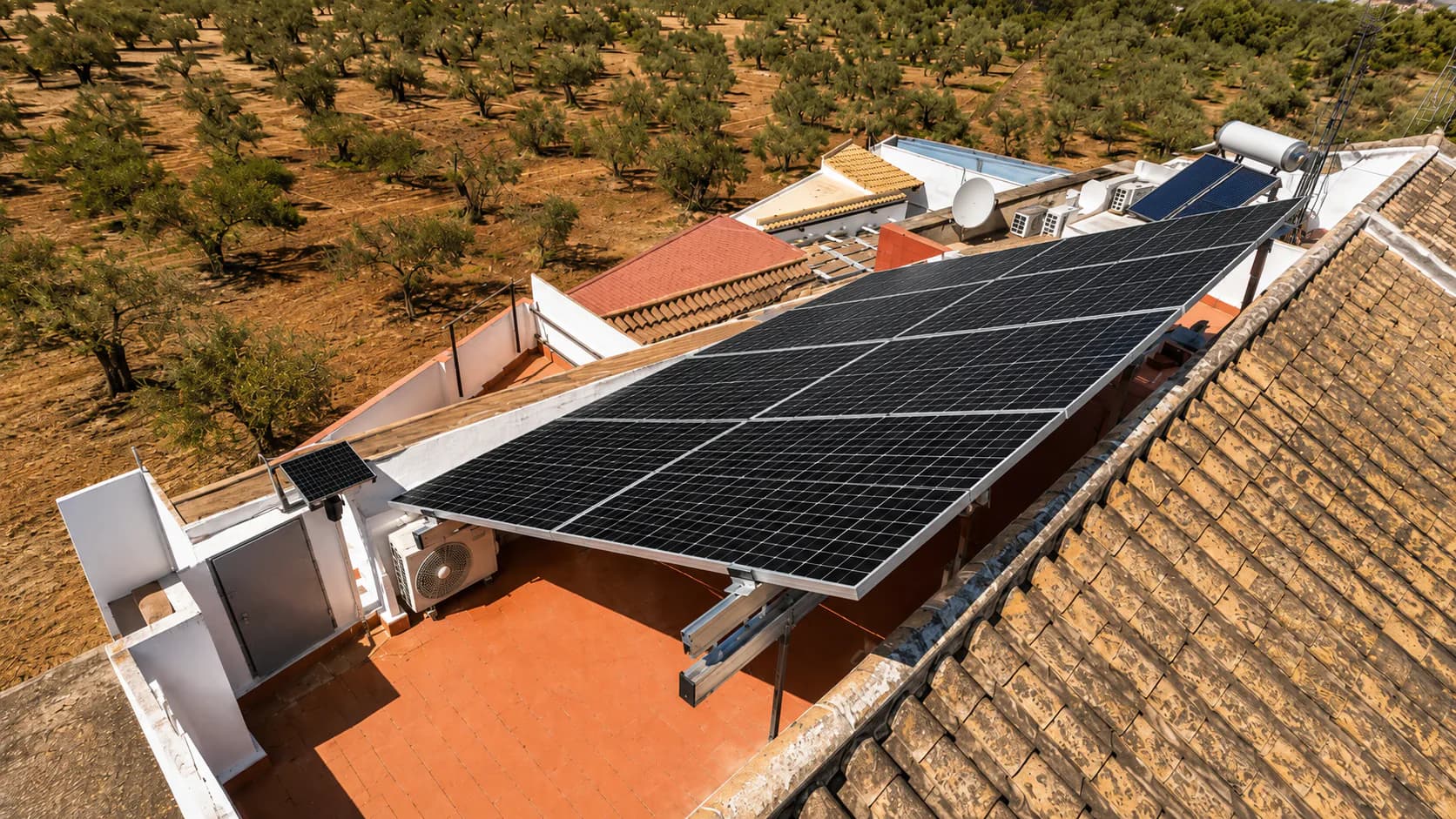 Vista aérea de una instalación de placas solares sobre una terraza residencial en Málaga
