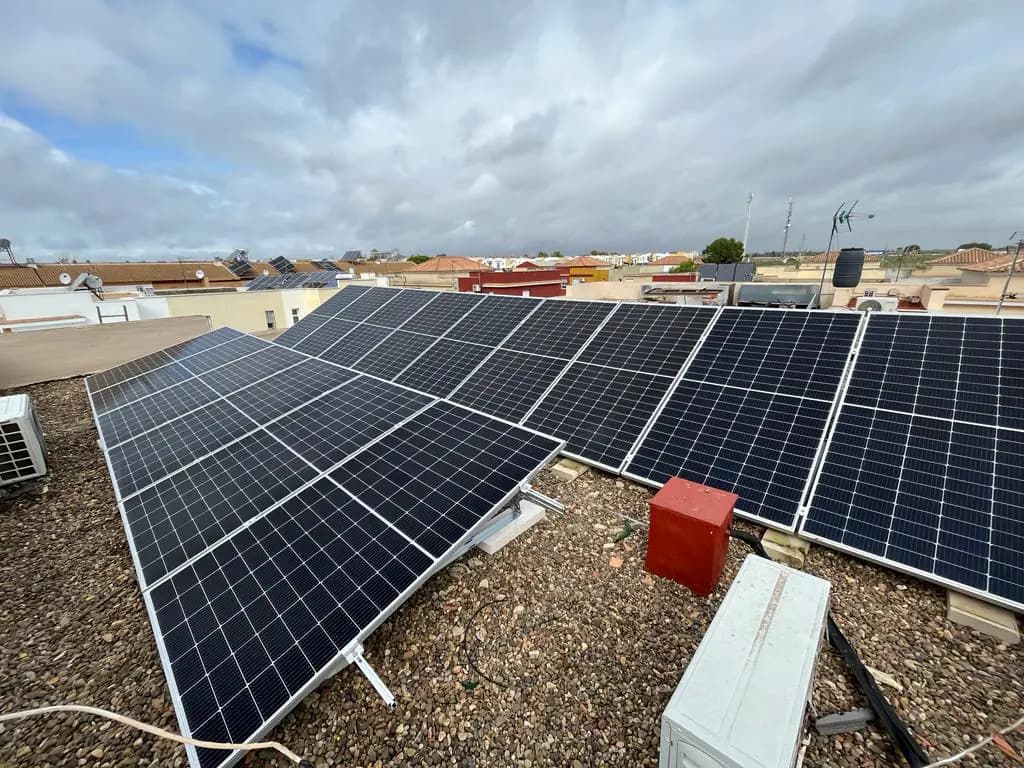 Paneles solares de la instalación ampliada sobre cubierta plana en Benacazón