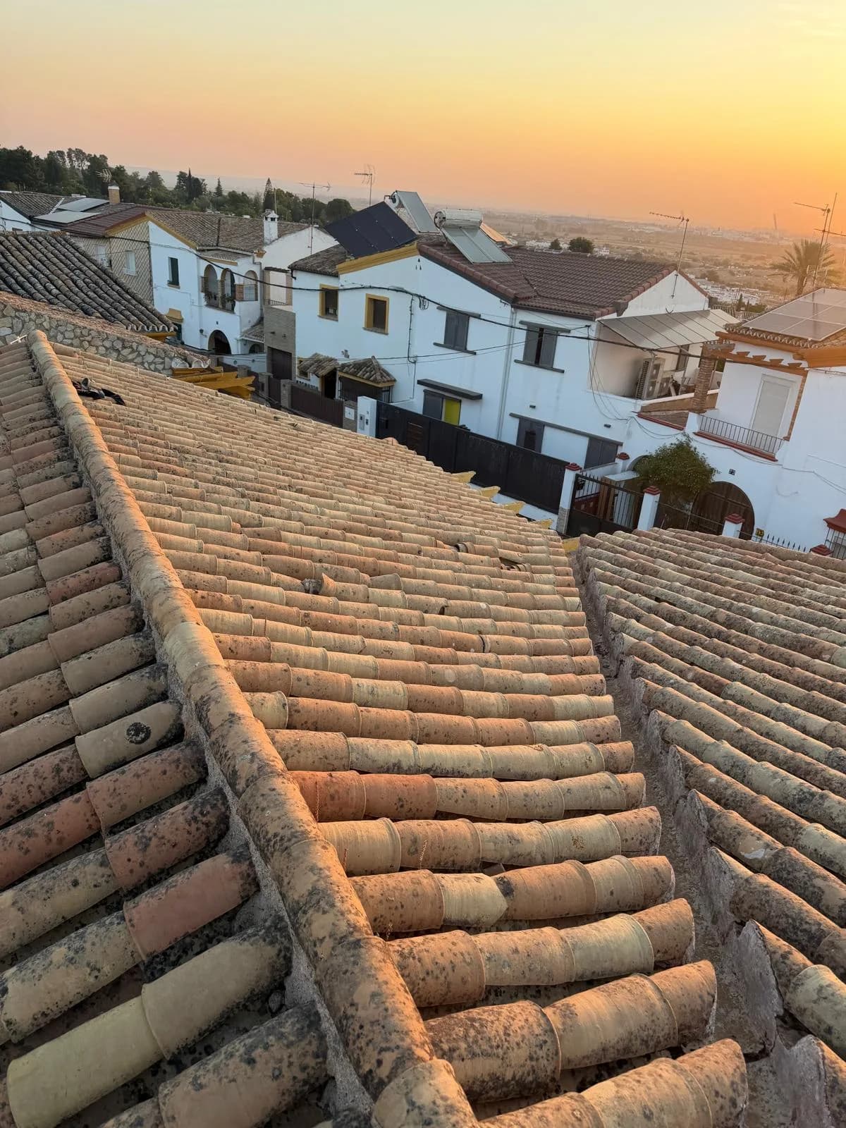 Vista de cubierta residencial en Camas antes de la instalación fotovoltaica