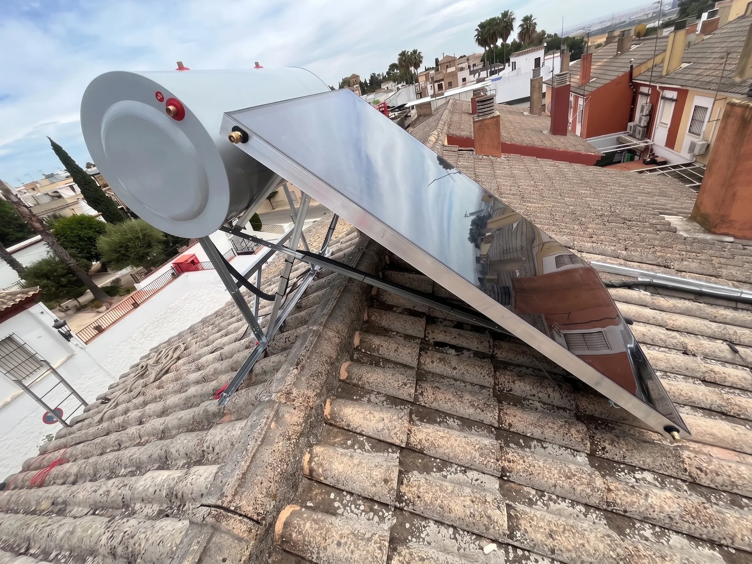 Detalle del campo fotovoltaico instalado en la vivienda de Castilleja de Guzmán
