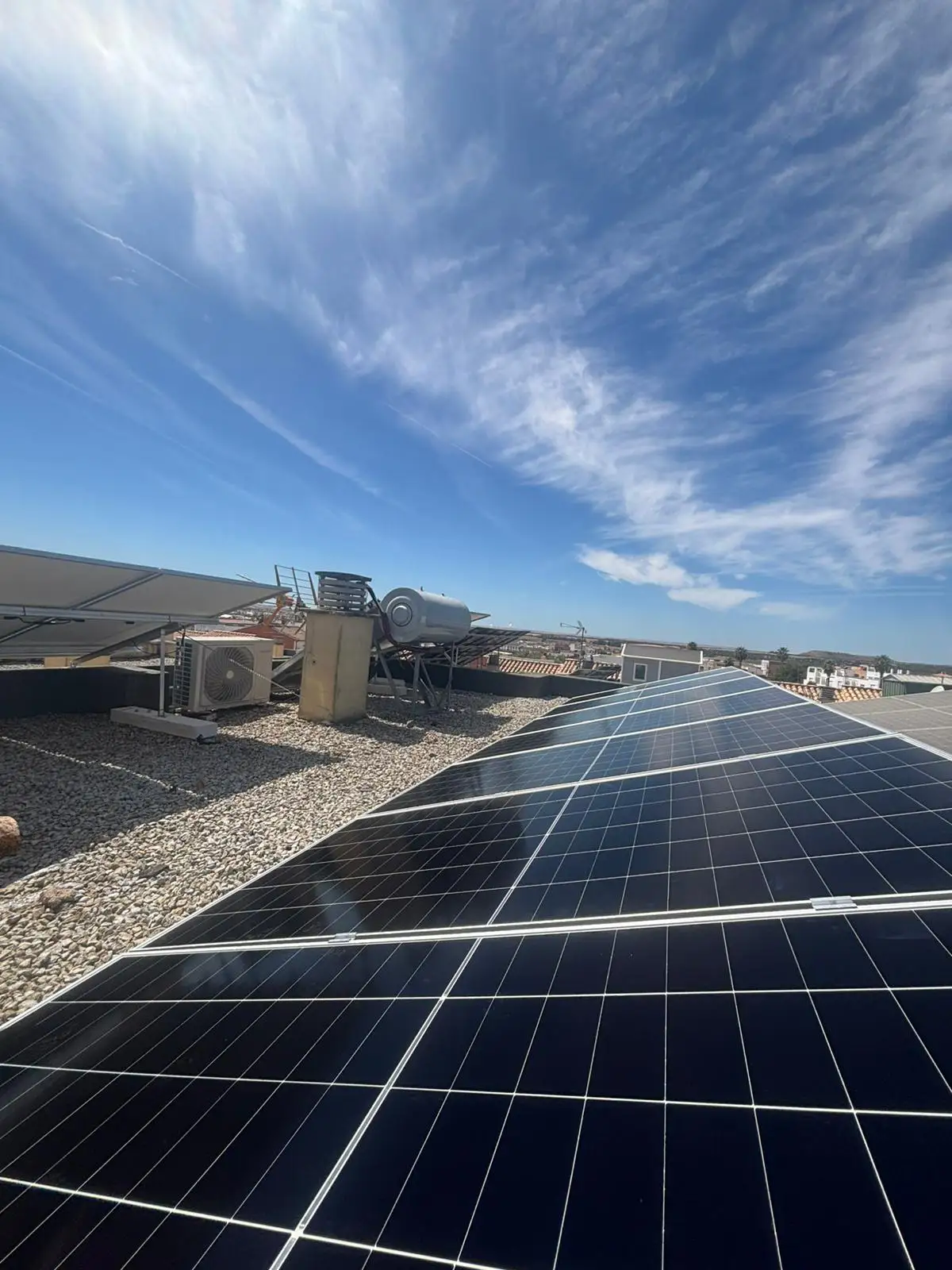 Paneles solares sobre estructura tipo pérgola en Sevilla