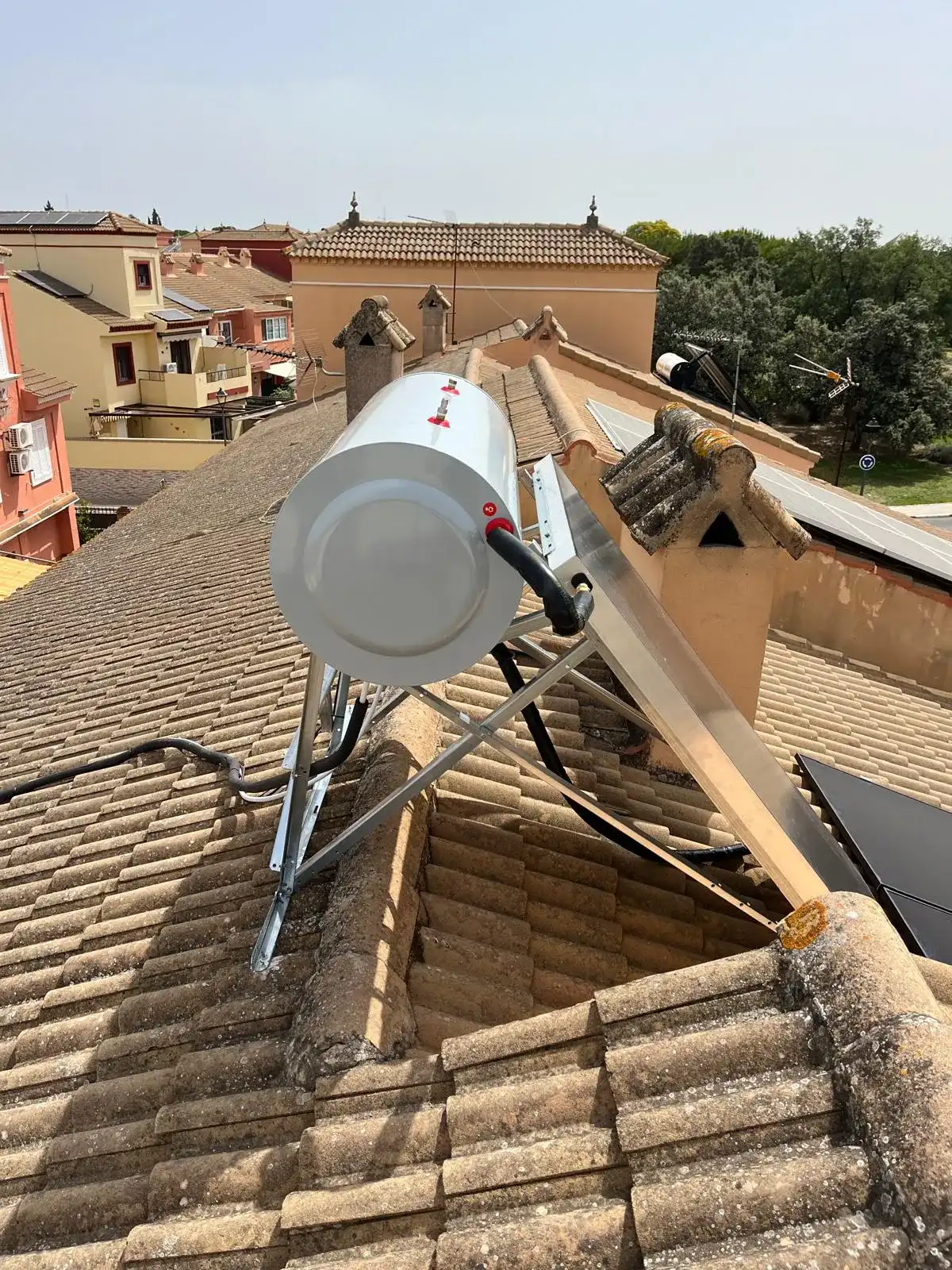 Equipo solar térmico de 200 litros instalado sobre cubierta en Gines