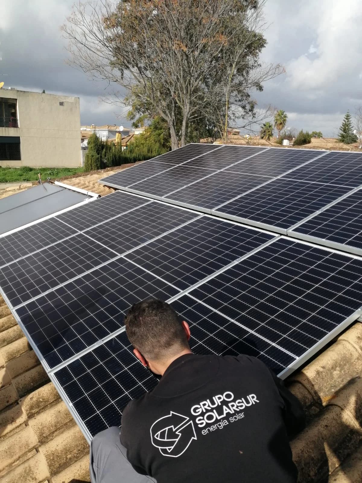 Instalación fotovoltaica coplanar en Sevilla - imagen 1