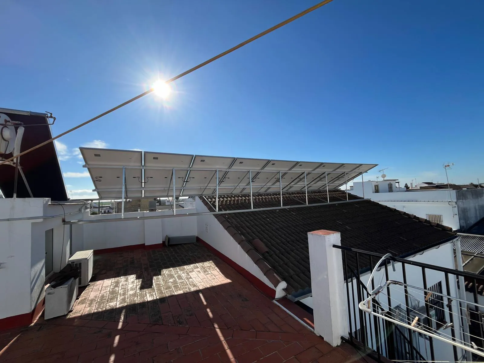Instalación solar residencial en La Luisiana con estructura inclinada elevada