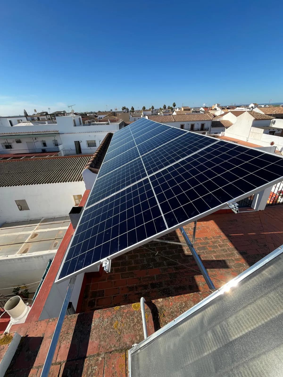 Paneles solares AIKO de 600 W en cubierta residencial en La Luisiana