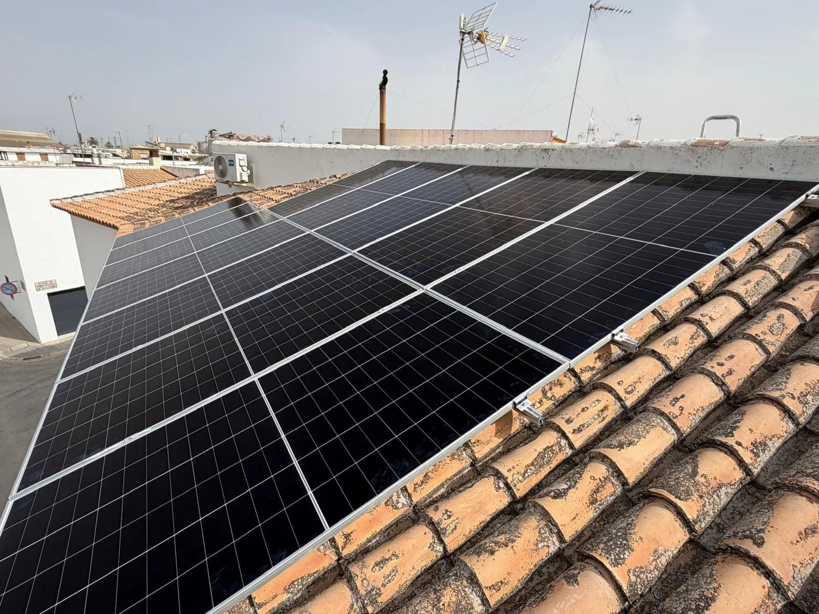 Paneles solares AIKO instalados en cubierta de teja en vivienda de Osuna
