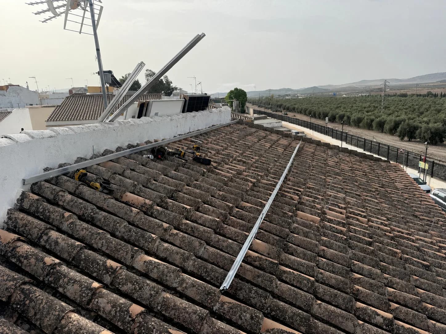 Montaje de estructura para placas solares sobre cubierta inclinada en Osuna, Sevilla