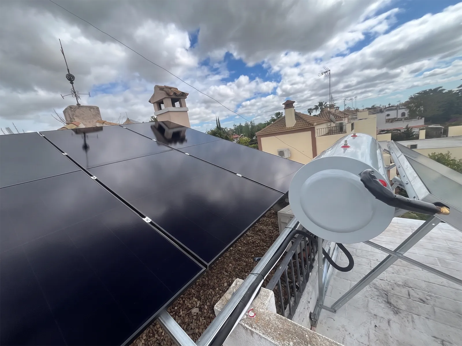 Instalación fotovoltaica híbrida y solar térmica en Sanlúcar la Mayor con paneles y termosifón