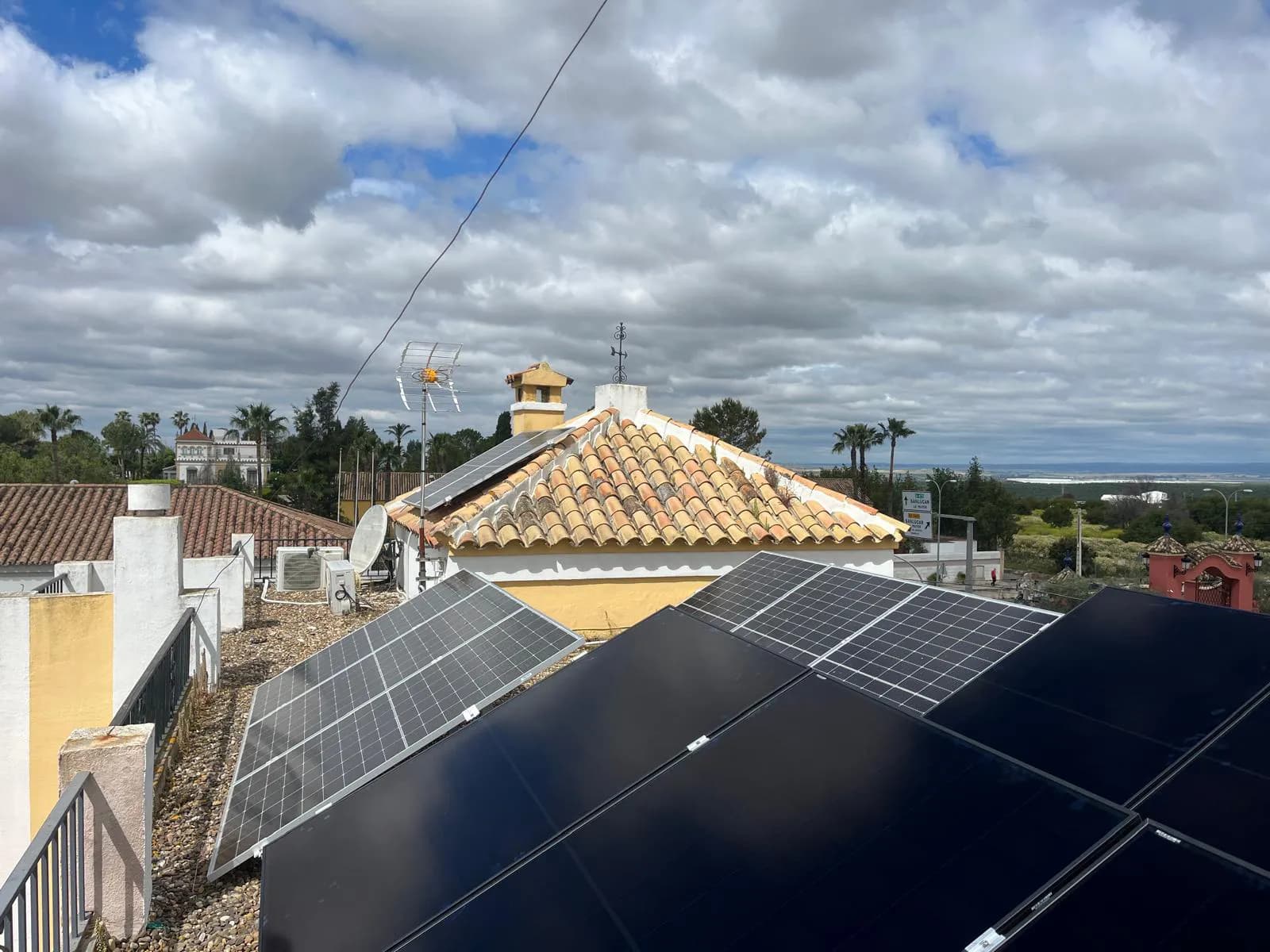 Vista general del campo fotovoltaico residencial en Sanlúcar la Mayor