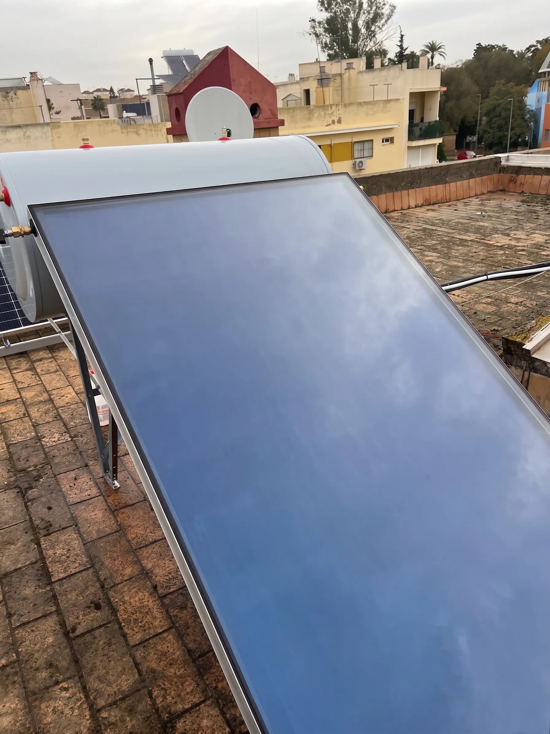 Vista general del equipo solar térmico instalado sobre cubierta en Dos Hermanas