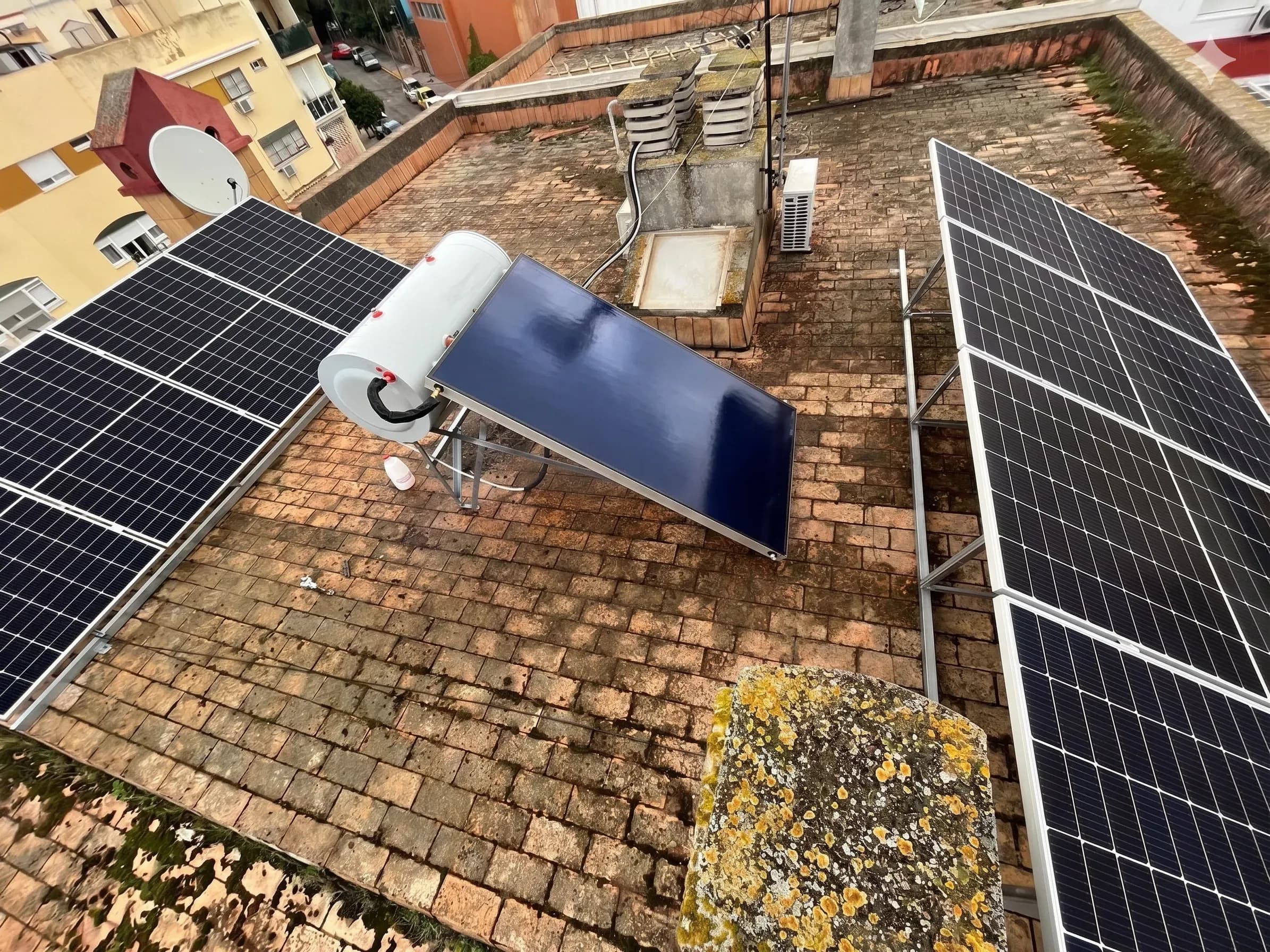 Vista de los captadores solares térmicos sobre tejado residencial en Sevilla