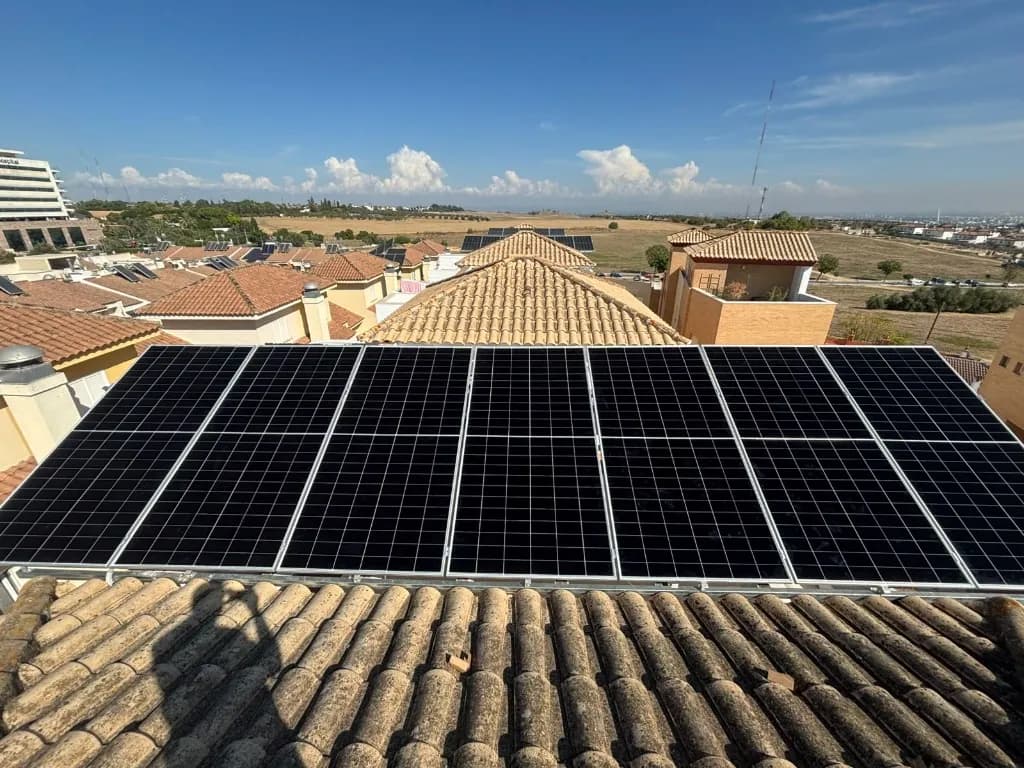 Paneles solares AIKO instalados en una vivienda de Castilleja de la Cuesta