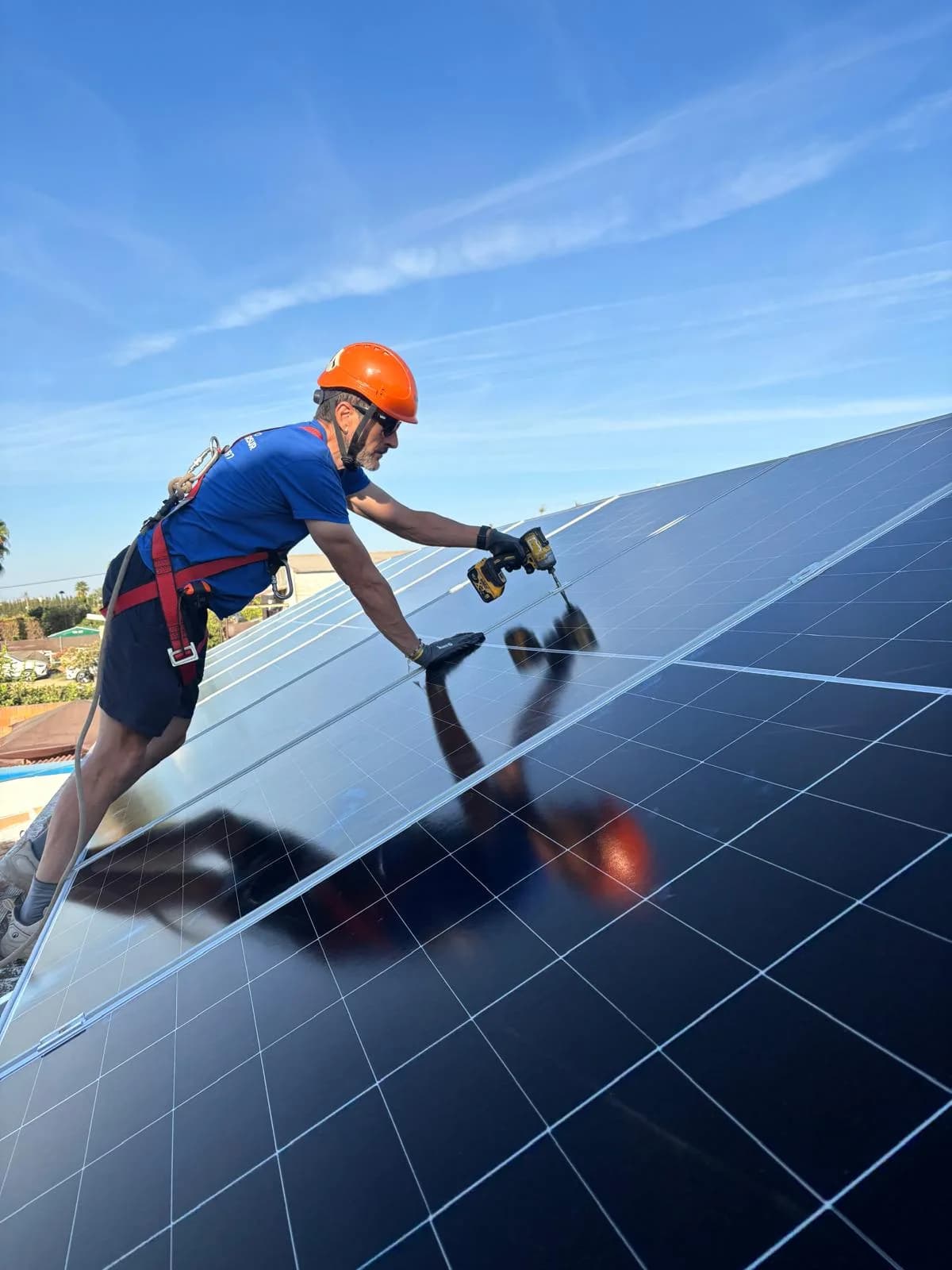 Montaje de paneles solares AIKO sobre estructura inclinada en Gines