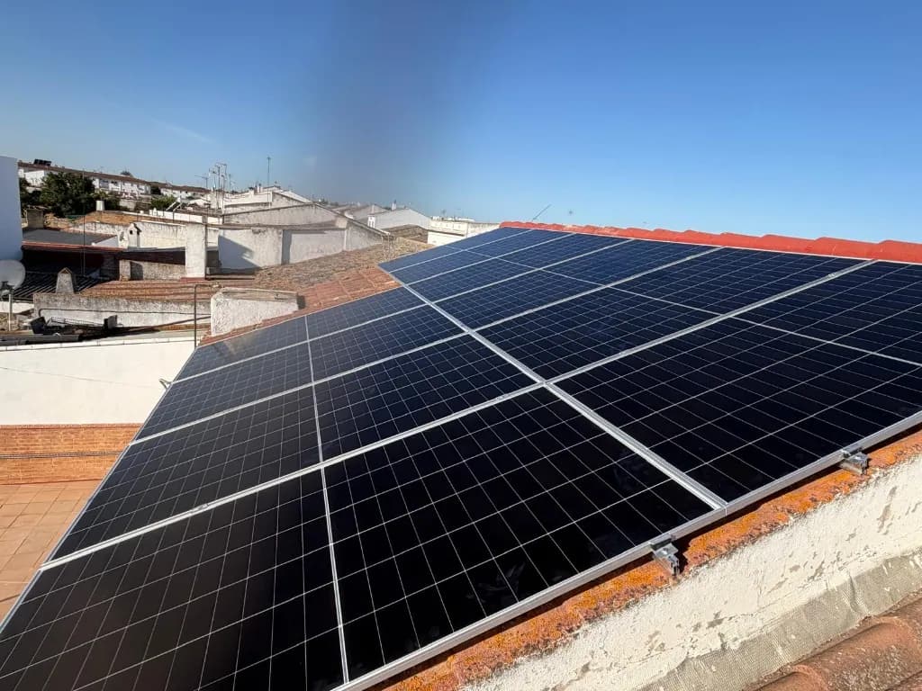 Paneles solares instalados sobre una cubierta de teja en Hinojos, Huelva
