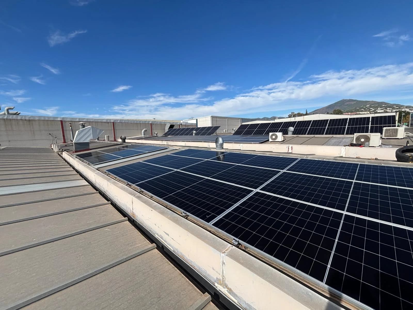 Paneles solares sobre la cubierta de una nave en San Pedro de Alcántara
