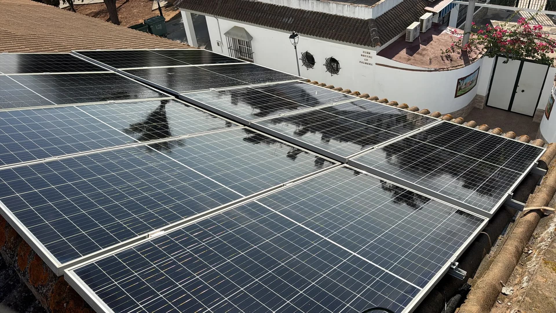 Limpieza de placas solares sobre cubierta en Alcalá de Guadaíra, Sevilla