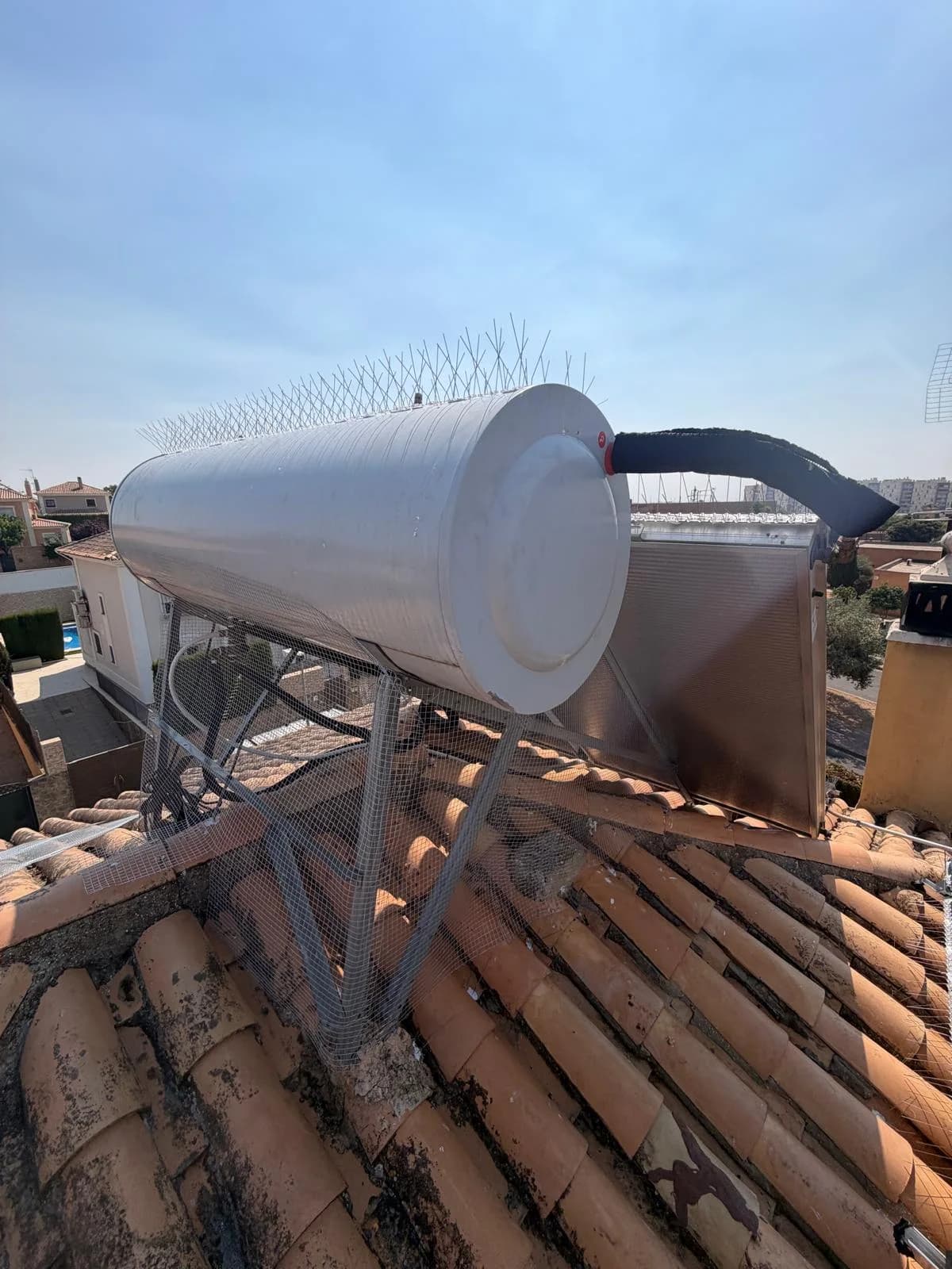Equipo solar térmico con malla y elementos disuasorios para palomas en Dos Hermanas