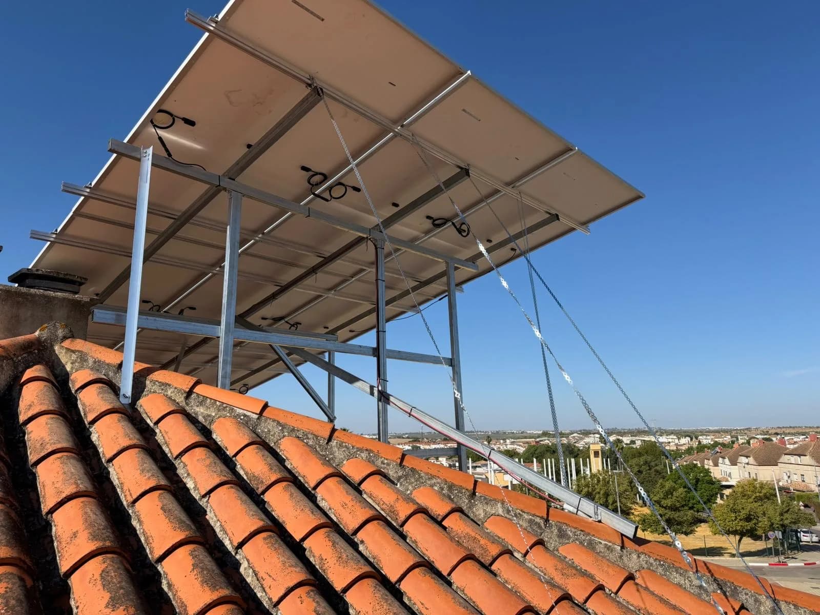 Vista de la estructura de paneles solares y sus refuerzos sobre cubierta en Gines