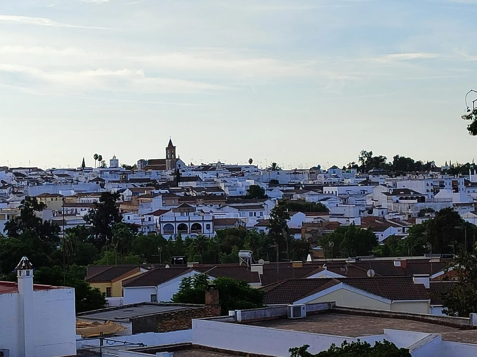 Vista del municipio y torre de San Eustaquio en Sanlúcar la Mayor
