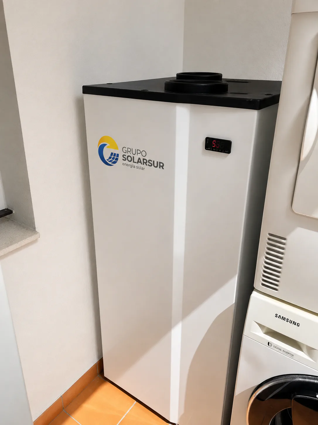 Equipo compacto de aerotermia para ACS instalado en una vivienda de Sevilla
