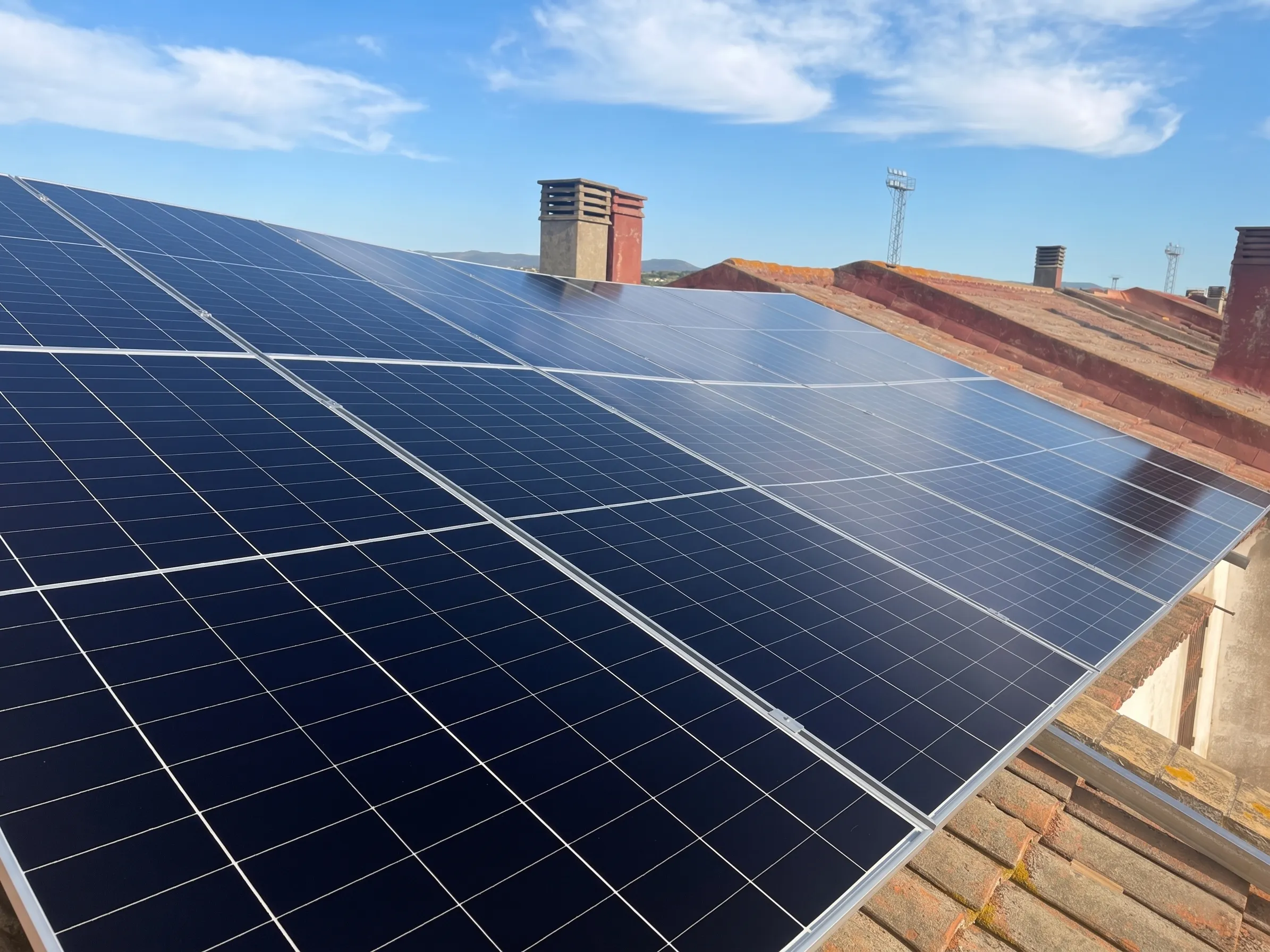 Instalación energética subvencionada en Benacazón con paneles solares sobre cubierta