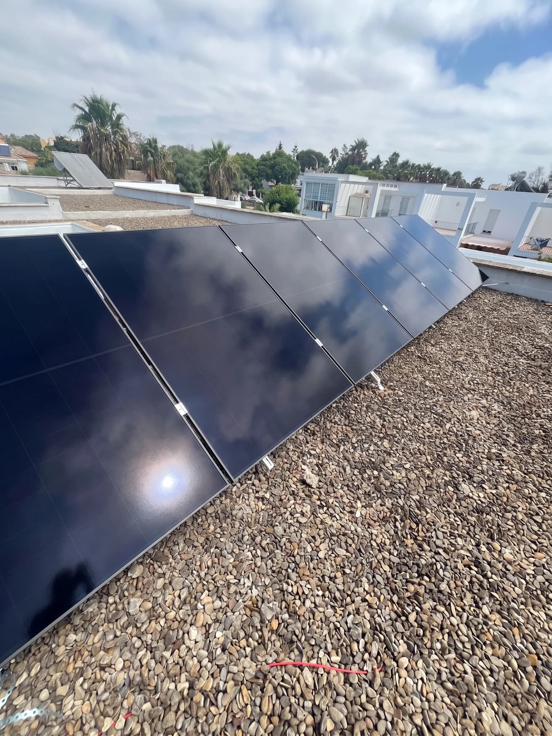 Instalación de placas solares en El Puerto de Santa María con estructura inclinada sobre cubierta