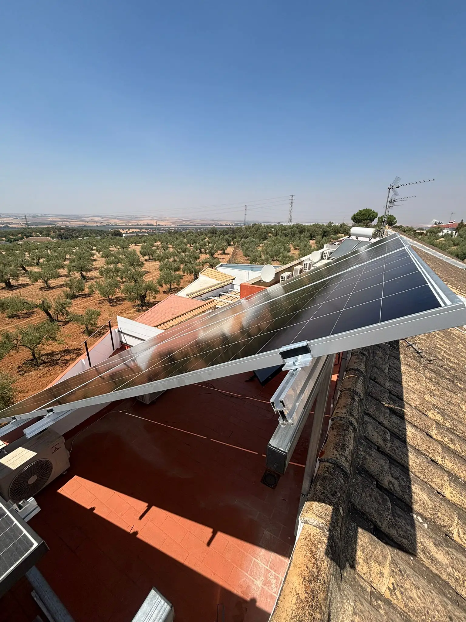 Instalación de placas solares en terraza en Málaga con estructura elevada