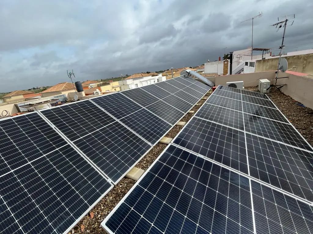 Ampliación de instalación fotovoltaica residencial en Benacazón con 15 paneles solares