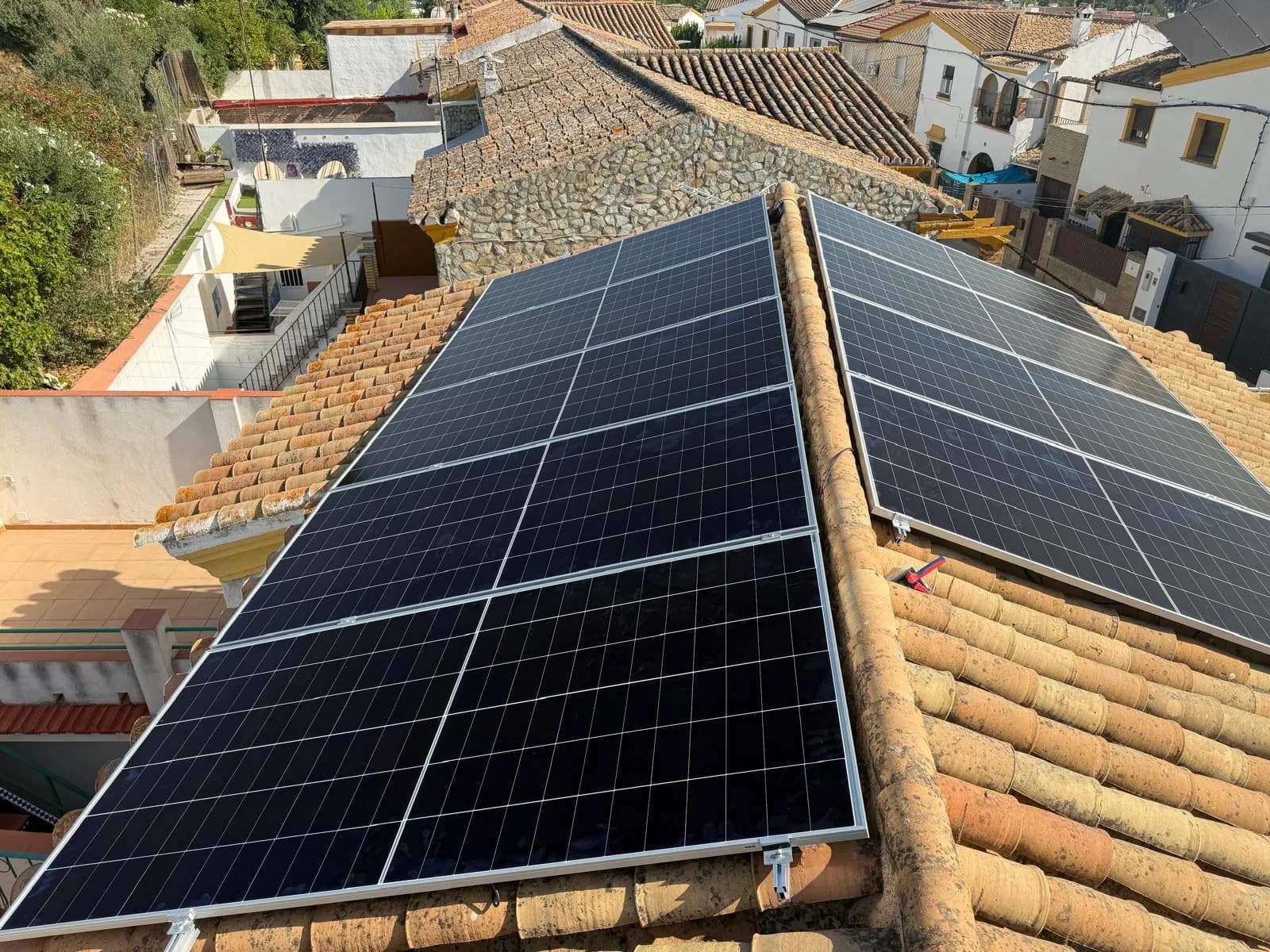 Autoconsumo solar con batería de 10,24 kWh en Camas Sevilla