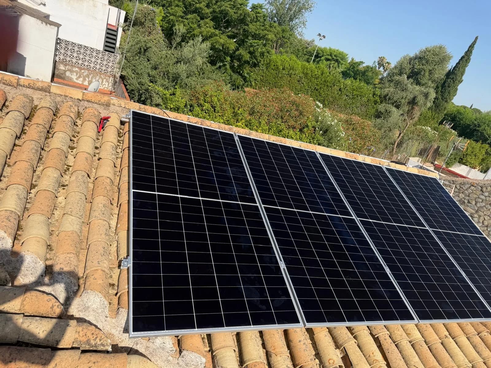 Panel solar AIKO de alta potencia instalado por Grupo SolarSur