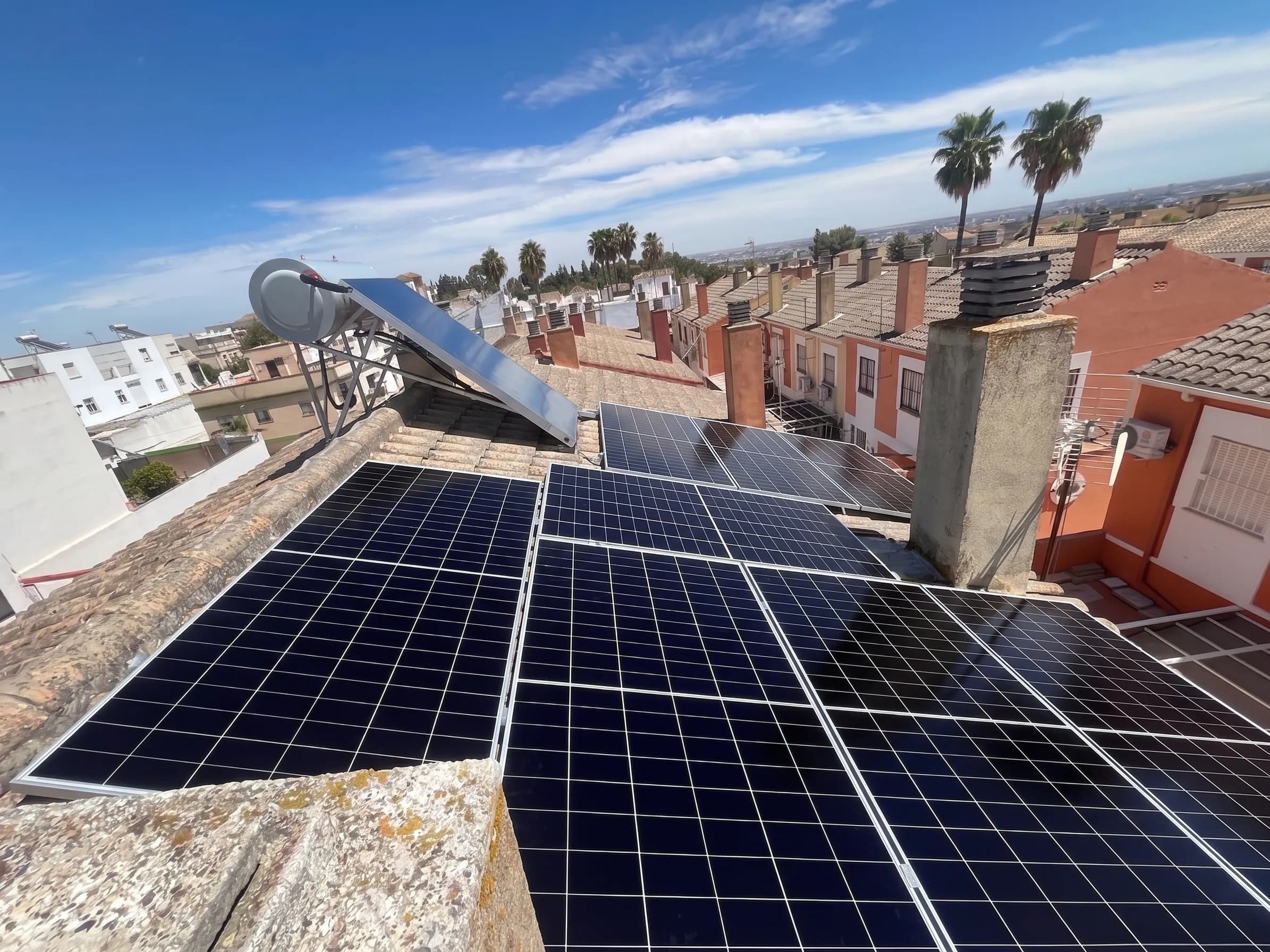Instalación combinada de placas solares en Castilleja de Guzmán con sistema energético residencial subvencionado