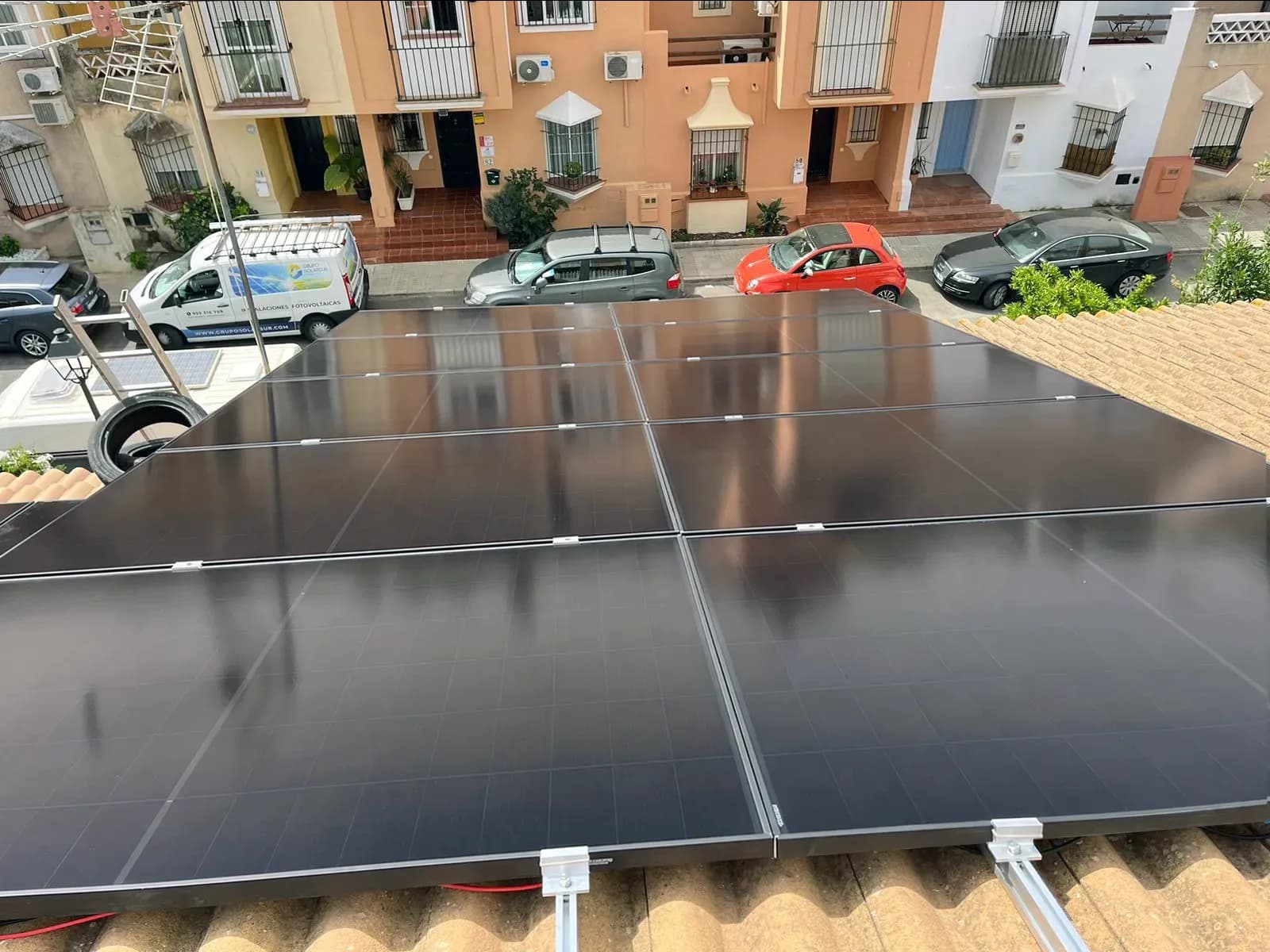 Instalación de placas solares sobre vivienda residencial en Gines, Sevilla