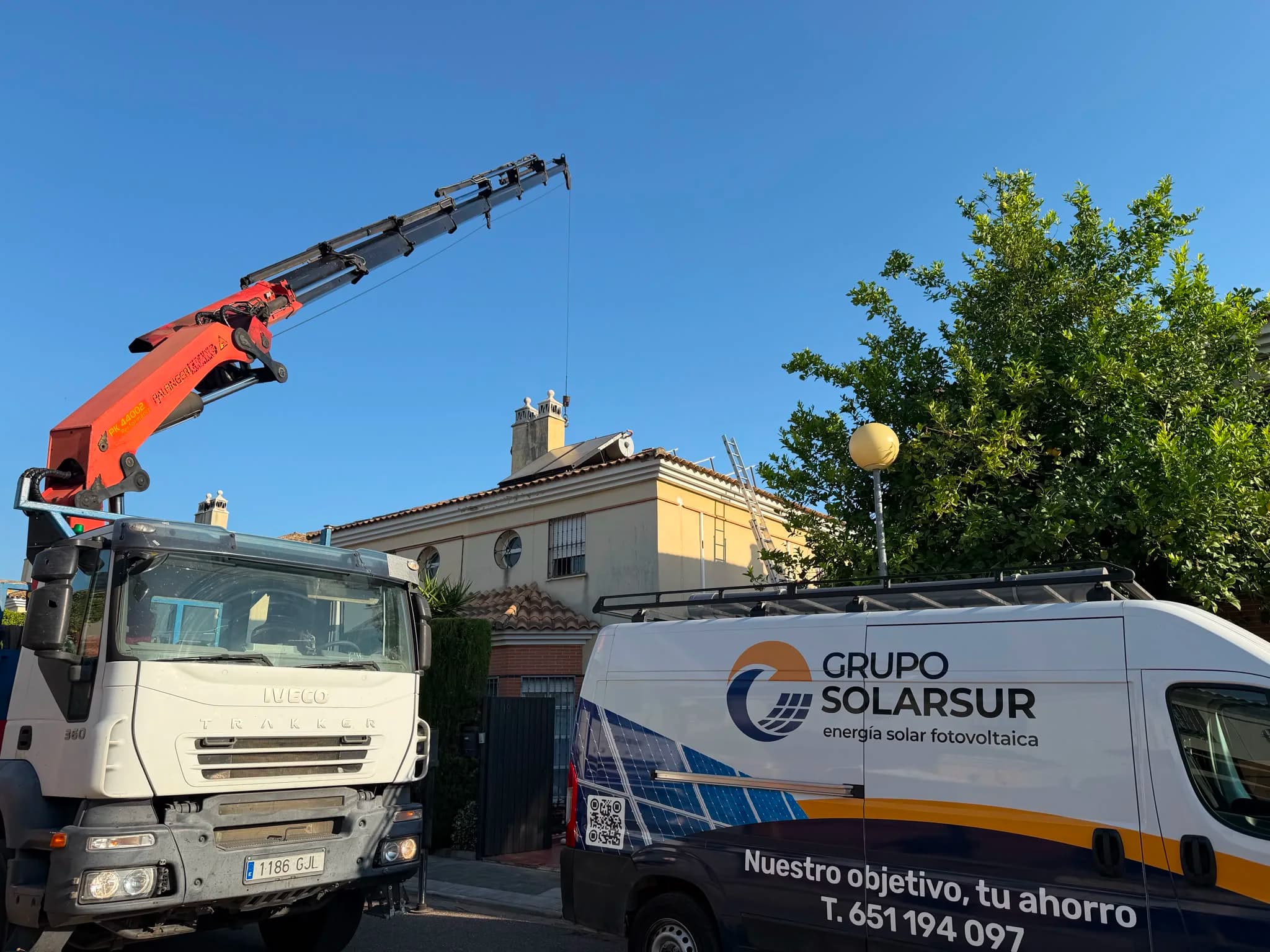 Equipo de Grupo Solarsur trabajando en una vivienda de Mairena del Aljarafe
