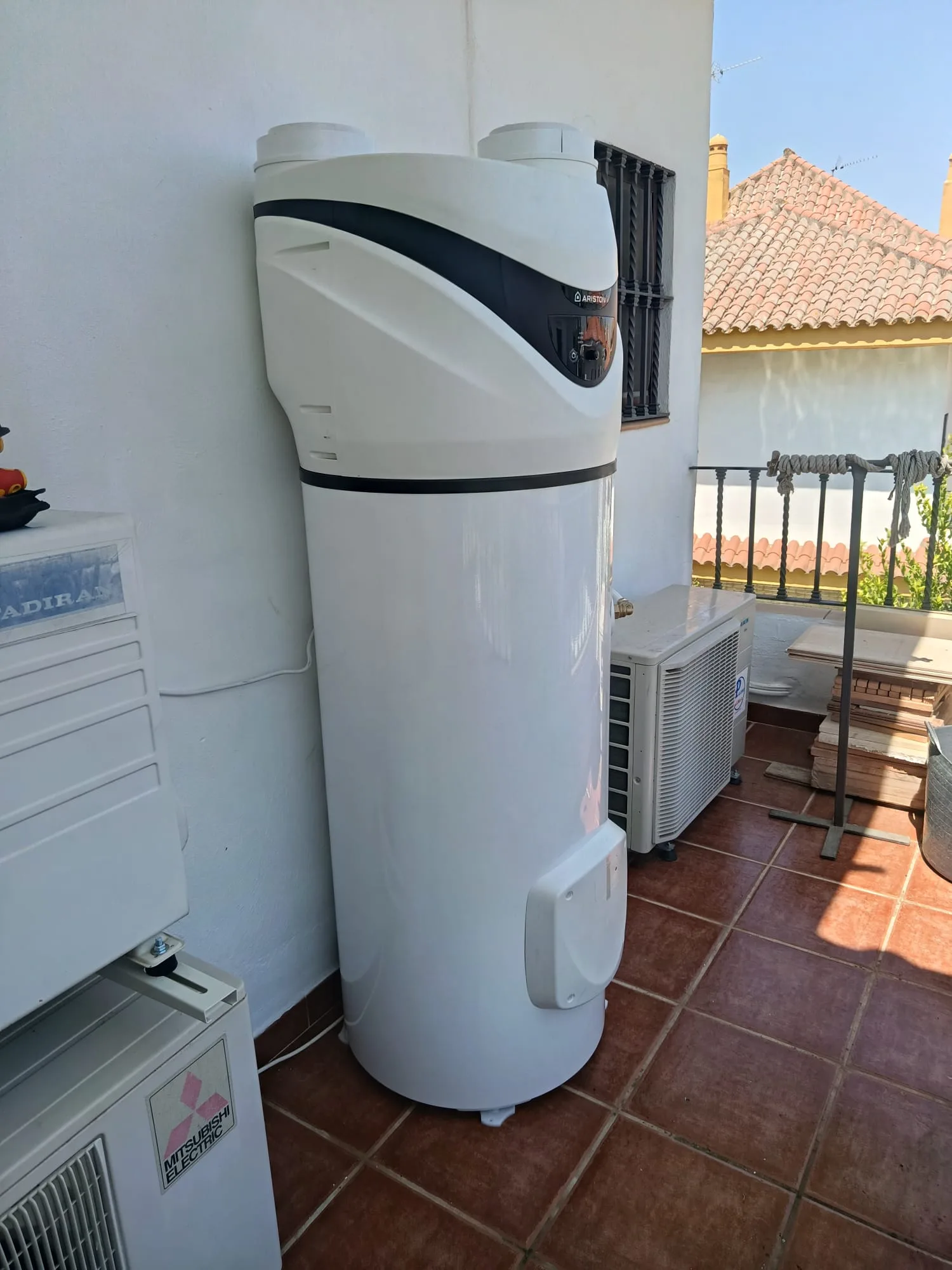 Equipo de aerotermia Ariston NUOS PRIMO HC A+ instalado en una vivienda de Valencina de la Concepción
