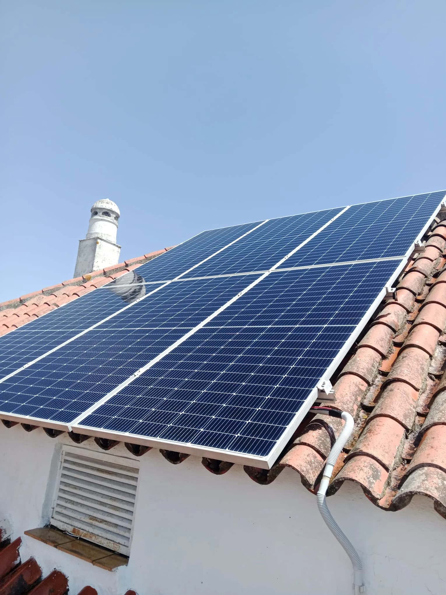 Paneles fotovoltaicos sobre una cubierta de teja en una instalación de Grupo Solarsur