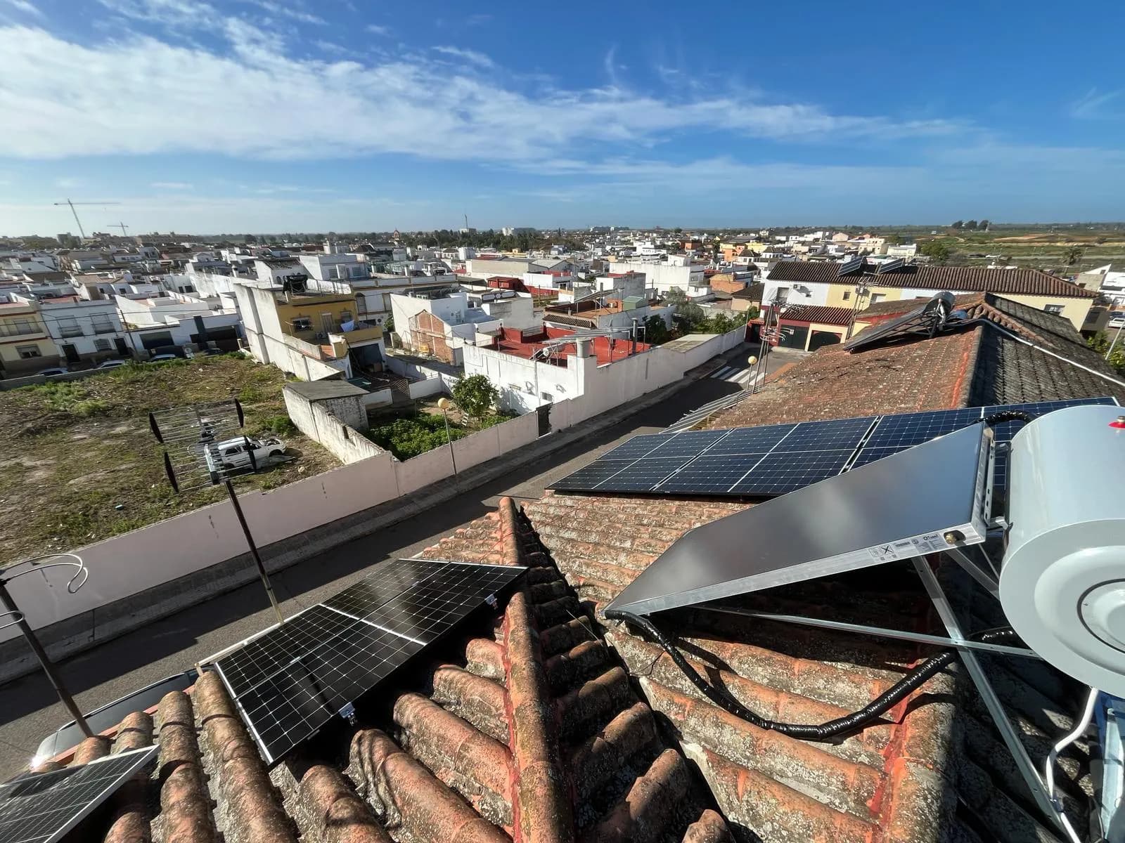 Sistema solar térmico por termosifón en vivienda de Mairena del Aljarafe