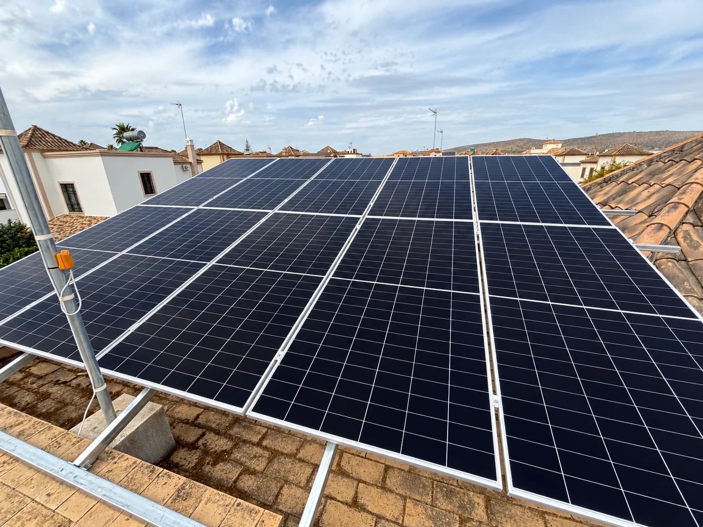 Instalación de placas solares AIKO para autoconsumo en Burguillos, Sevilla